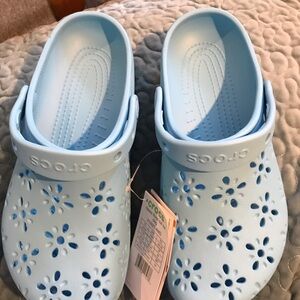 CROCS Sky Blue Clogs with Floral Design m6/ w8